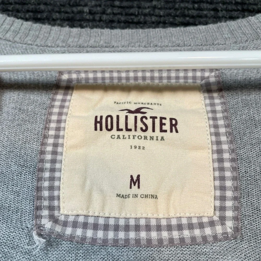 Hollister Mens Gray Cotton V-Neck Button Front Cardigan Sweater Size Medium Logo